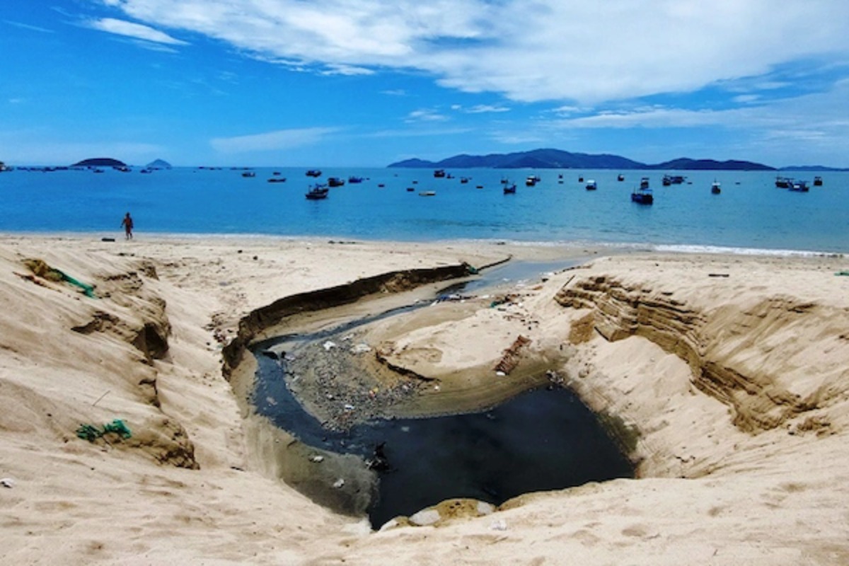 悪臭を放つ汚水が海に流れ込む、ニャチャンのビーチを汚染