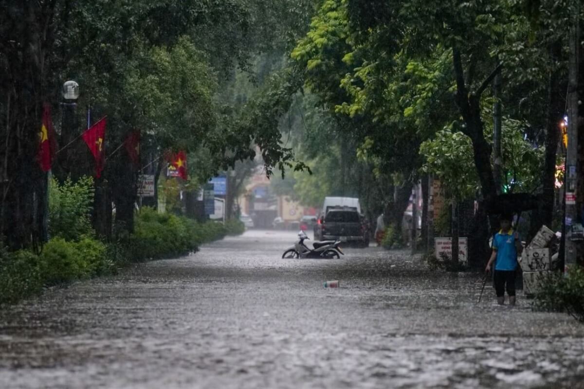 豪雨でハノイ各所の道路が冠水、5日まで雨が続く見込み