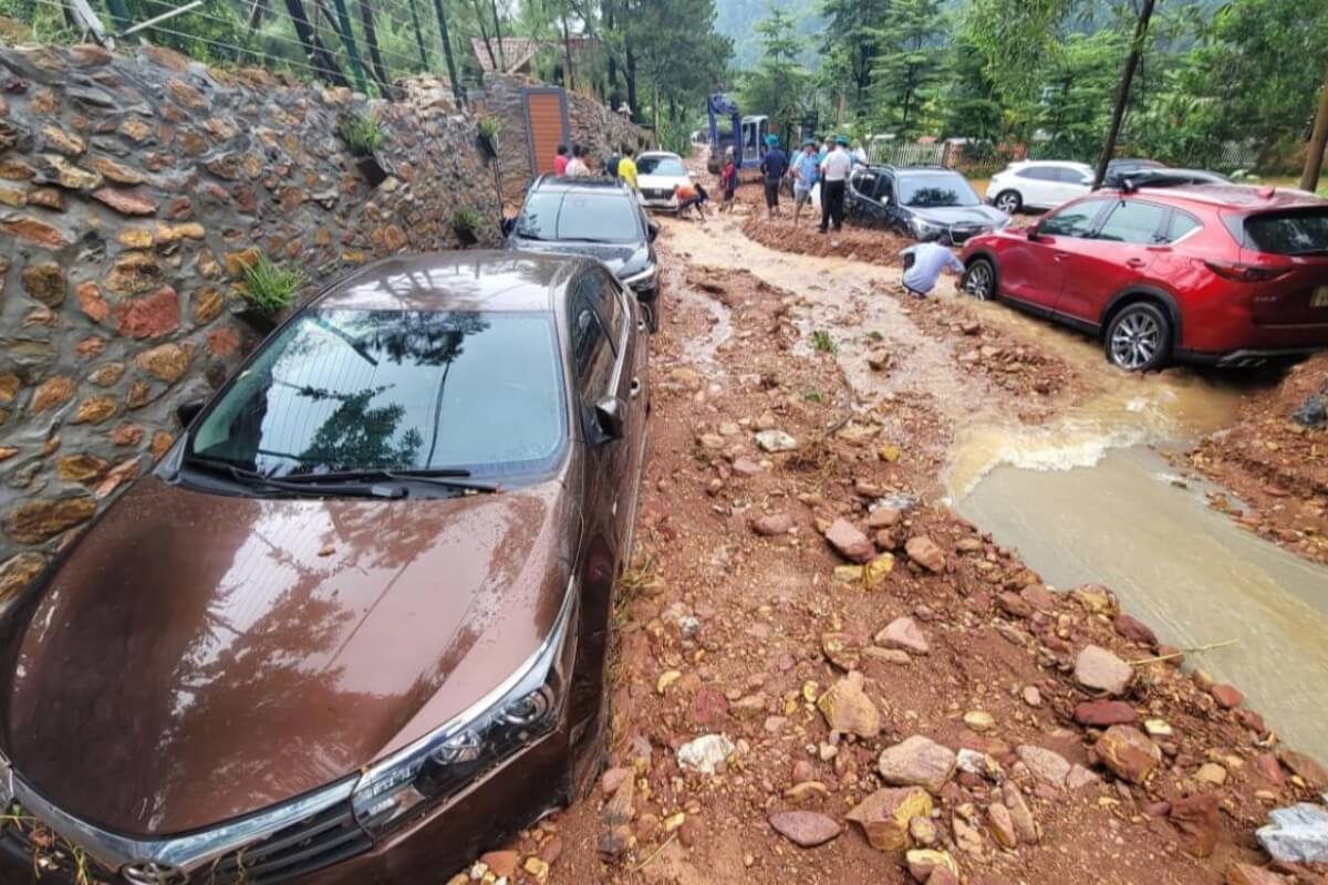 ハノイ郊外の鉄砲水、多くの高級車等が土砂に埋まる