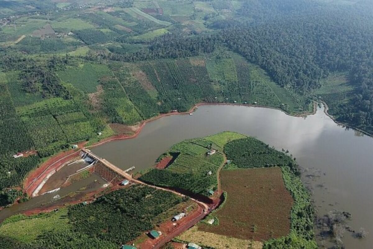 ダクノン省の巨大貯水池、決壊と洪水の危険性が高まる