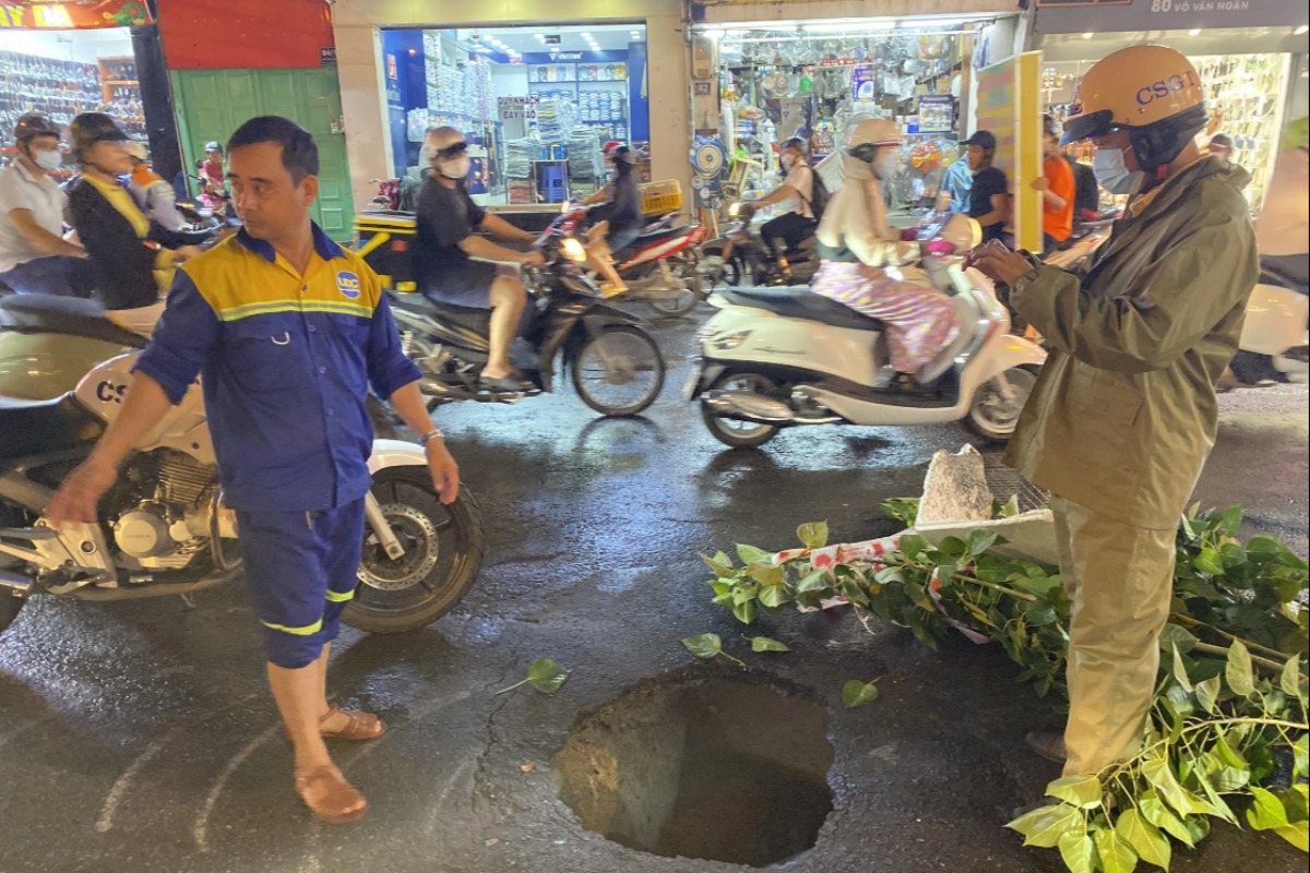 トゥードゥック市の道路、豪雨により陥没穴が発生