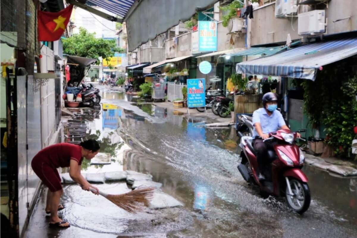 ホーチミン市10区のアパート、破損した下水道が悪臭を放つ