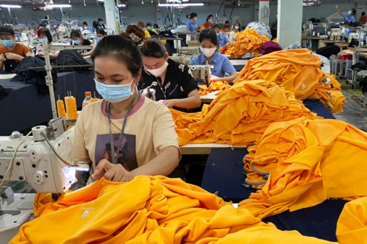 企業がベトナムを選ぶ主な理由、人件費の低さと経済の回復力がトップ