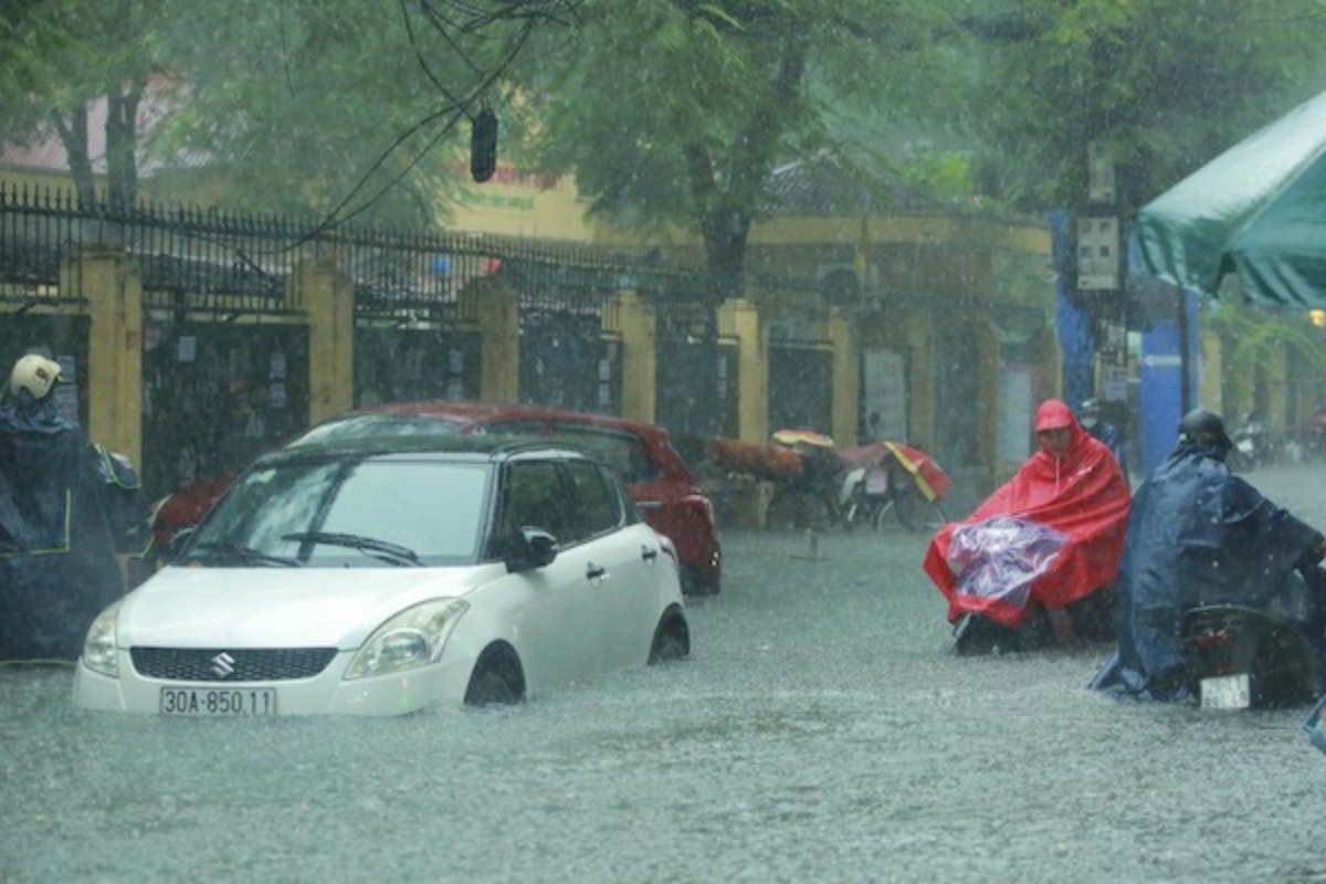 ハノイは大雨時に運転手が不足、配車サービスは料金が2倍以上に