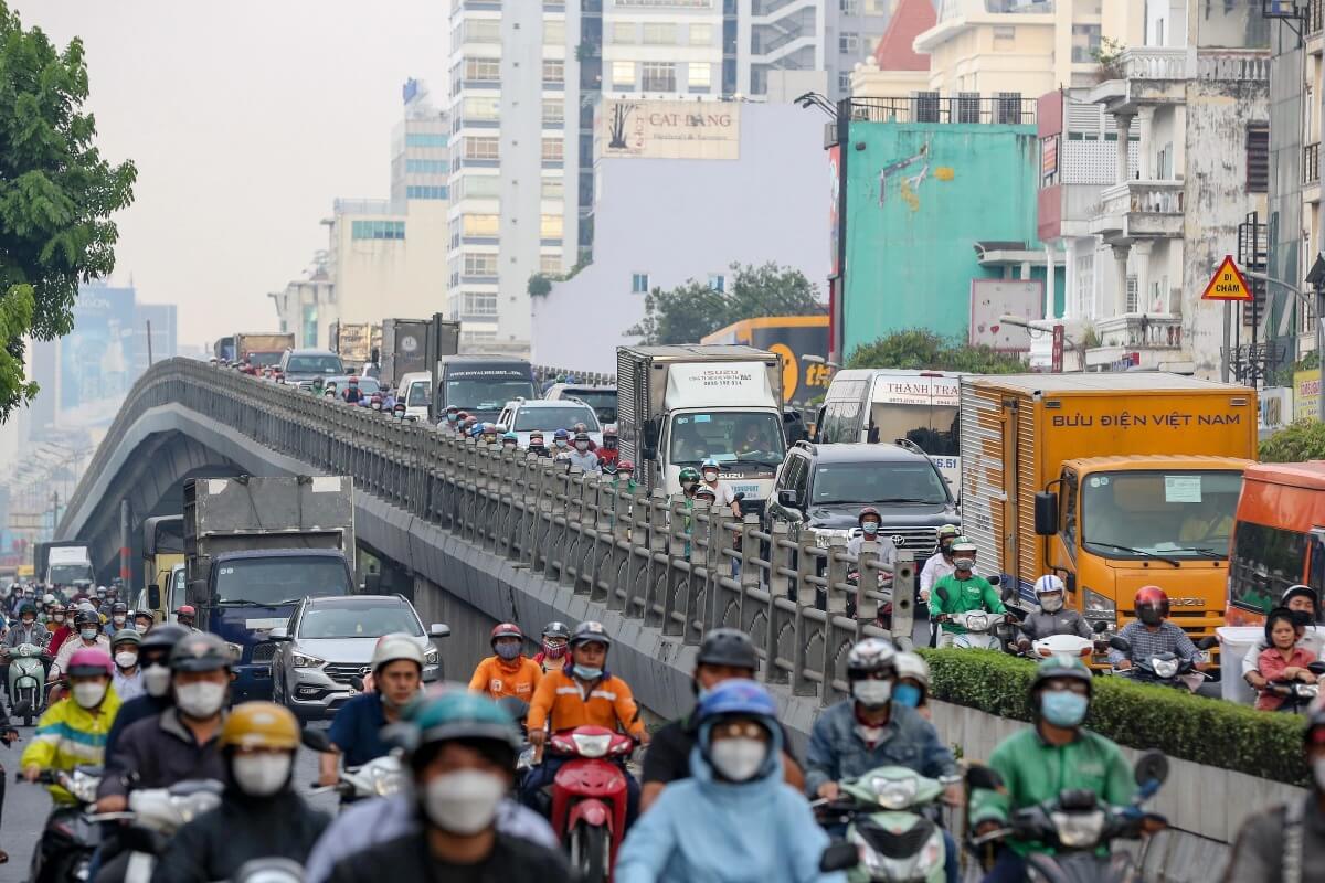 タンソンニャット周辺の渋滞緩和、コンホア通り陸橋はバイク規制か