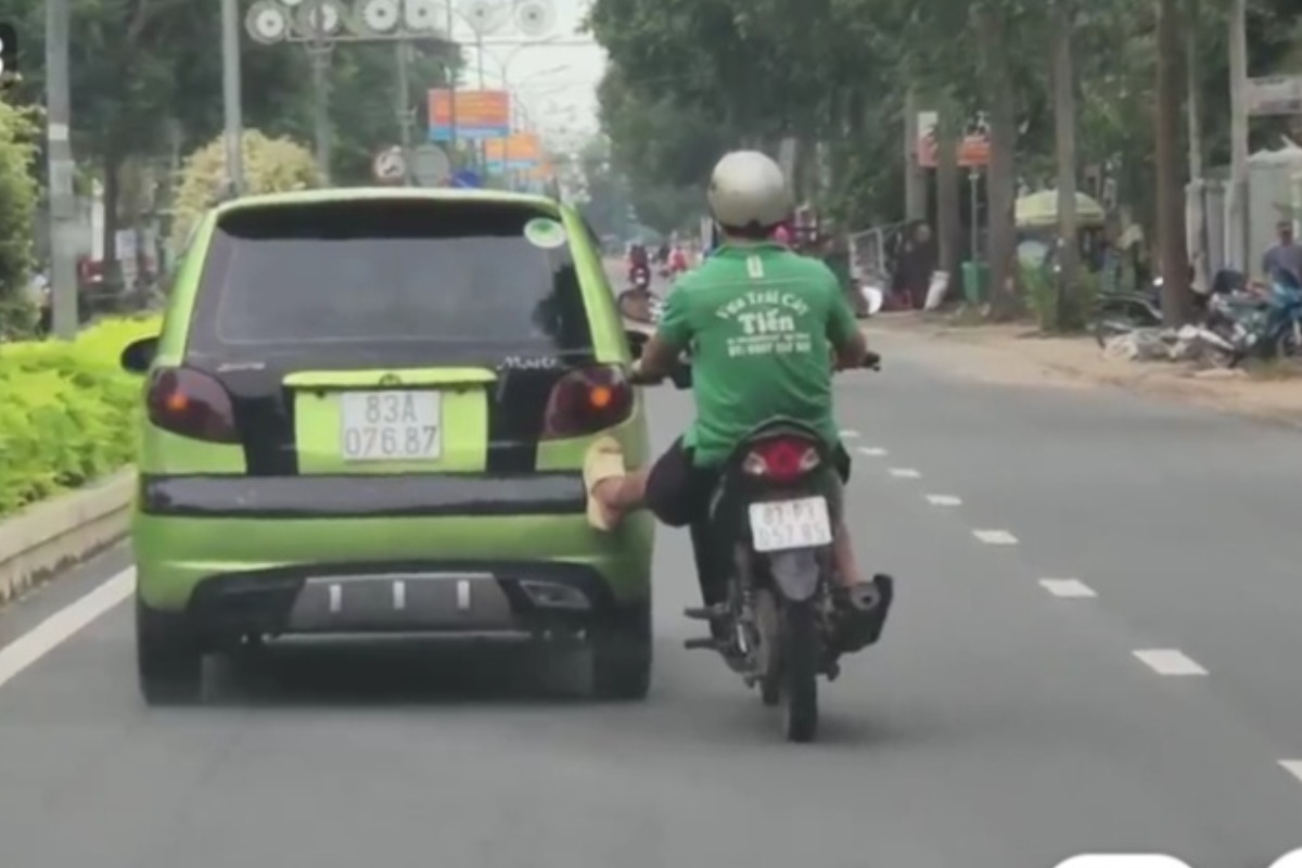 故障車をバイクに乗って足で押す、運転手に50万ドンの罰金