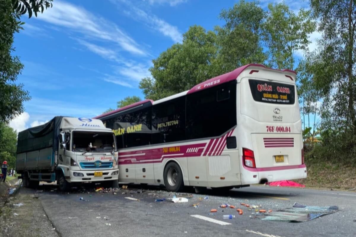 ダナンでバスとトラックが衝突、4人が負傷