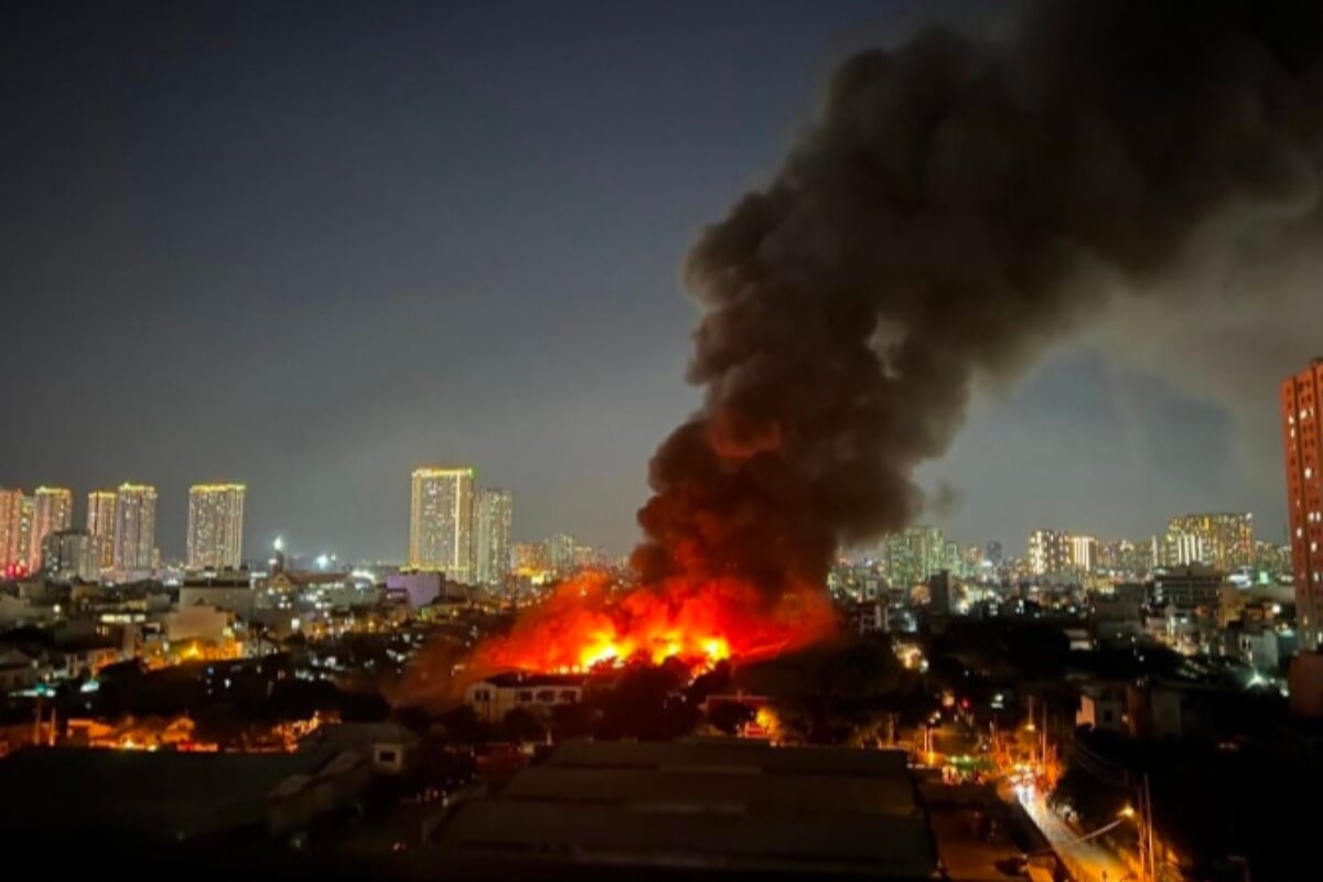 ホーチミン市7区大規模倉庫で火災、1万7000㎡の一部が焼失