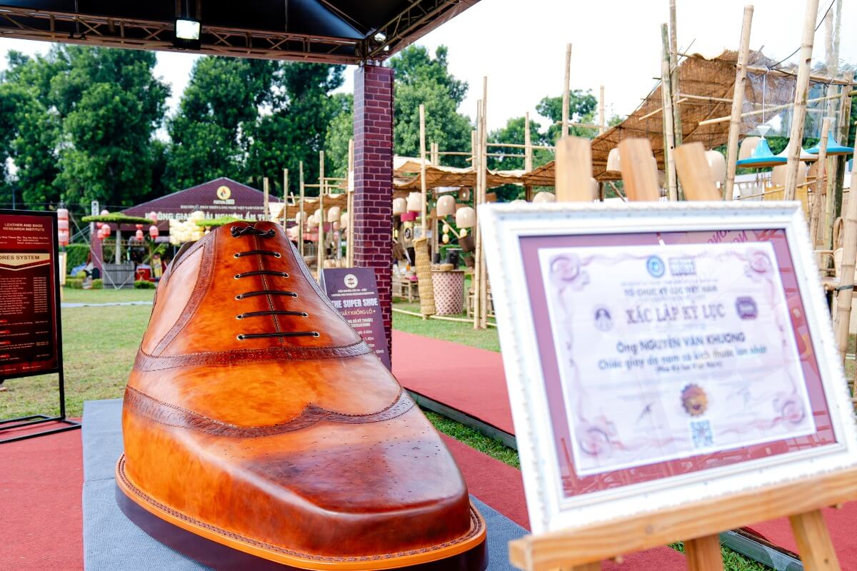 ハノイに巨大な革靴が登場、ベトナム記録を更新