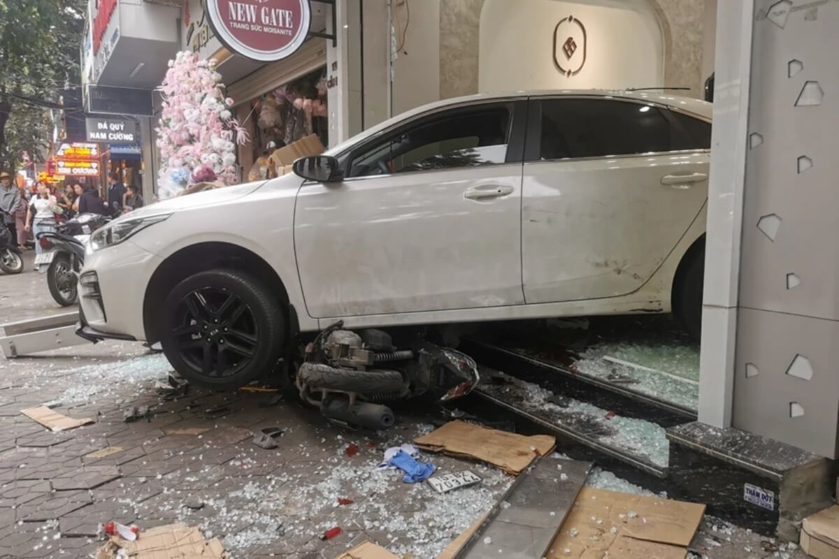 ハイフォンで女性ドライバーが宝石店に衝突、警備員が死亡