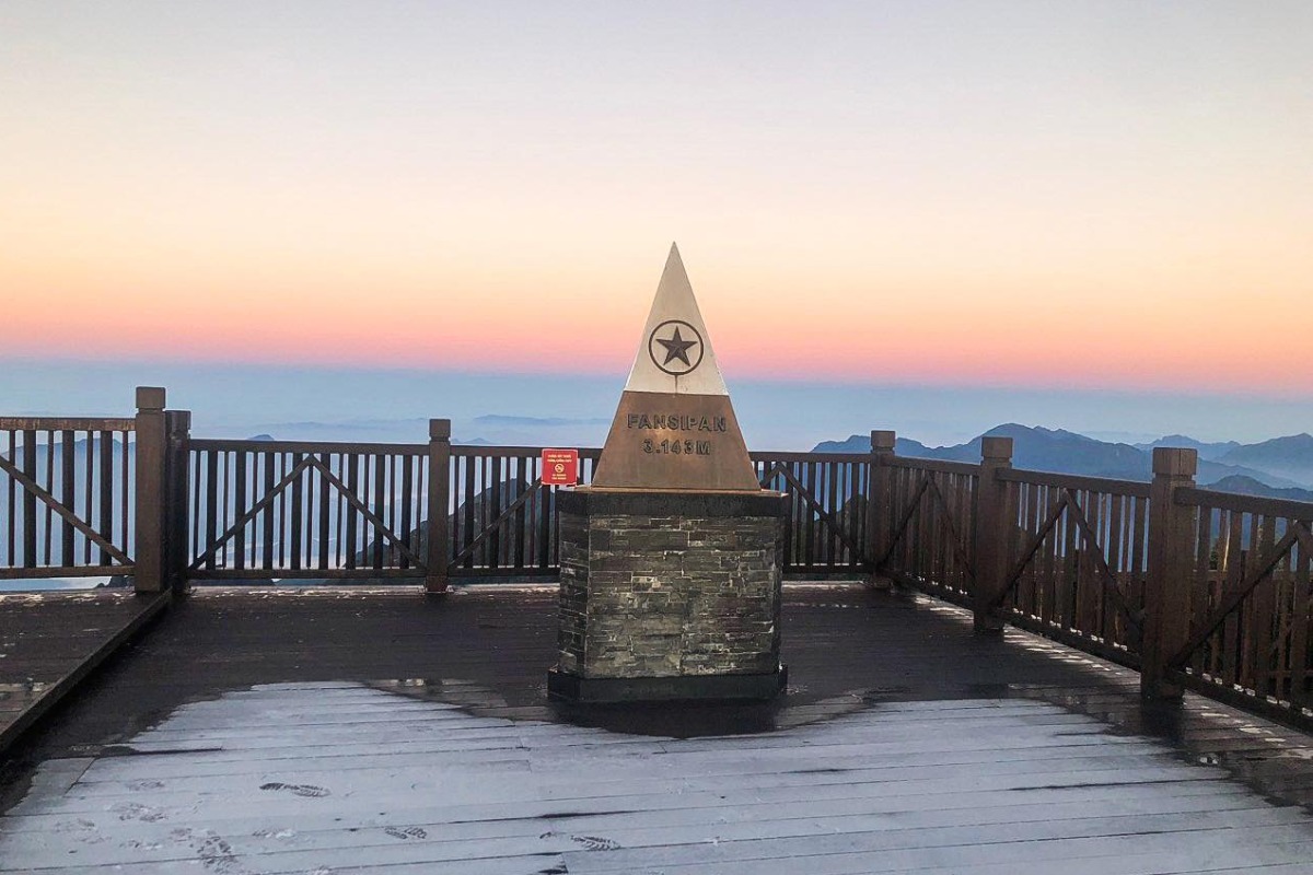 ファンシーパン山頂に初霜、冬の訪れを告げる