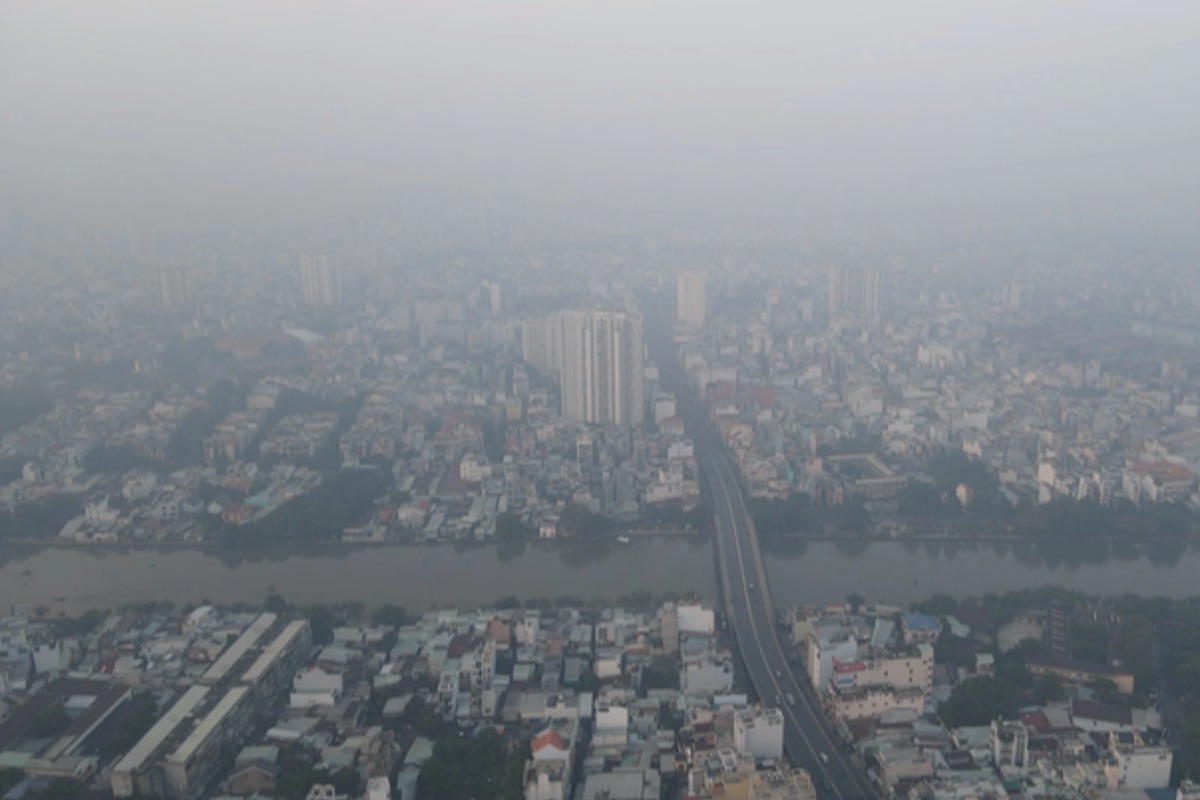 ホーチミンの大気汚染、朝から昼にかけて霧が発生