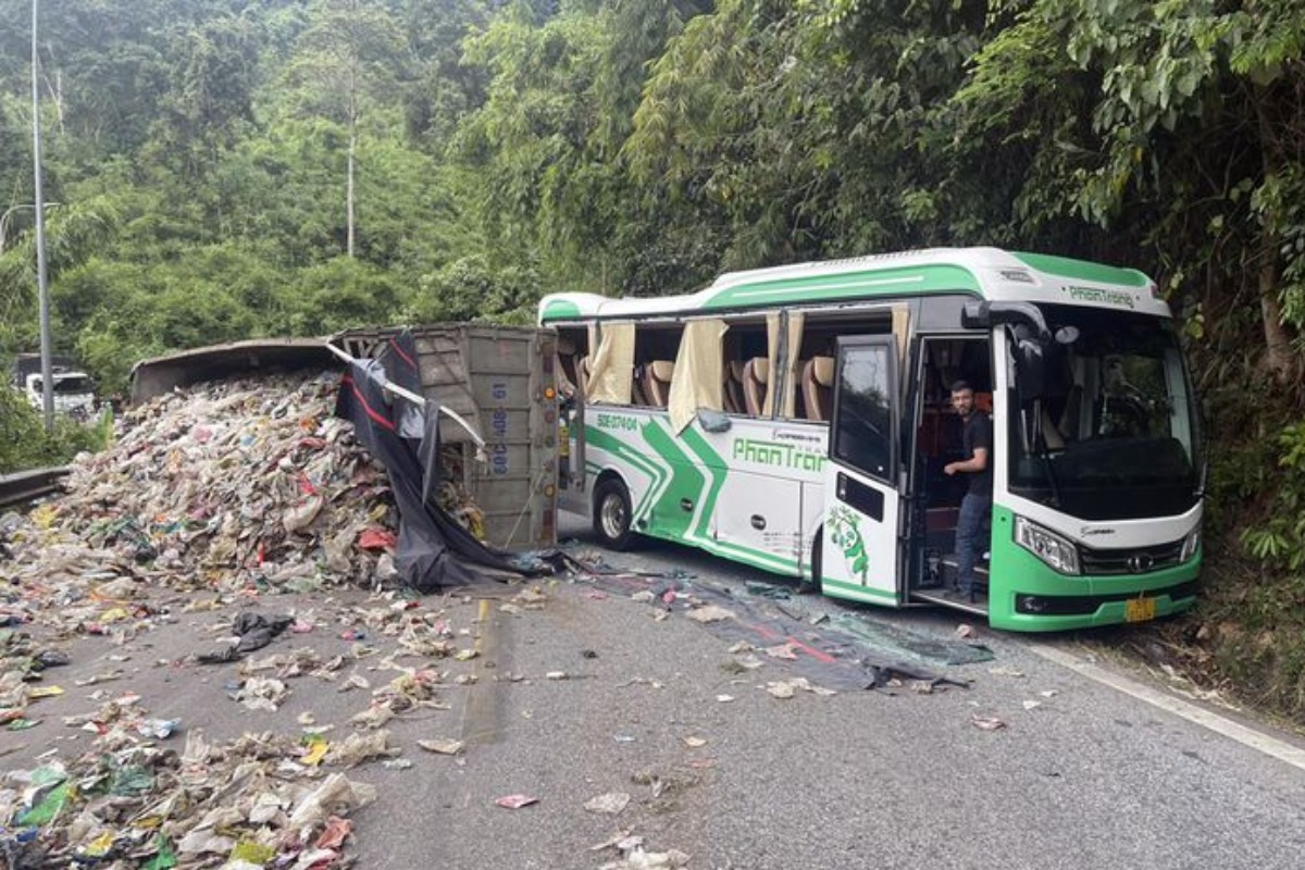 観光バスが峠でトラックと衝突、外国人旅行客複数が負傷
