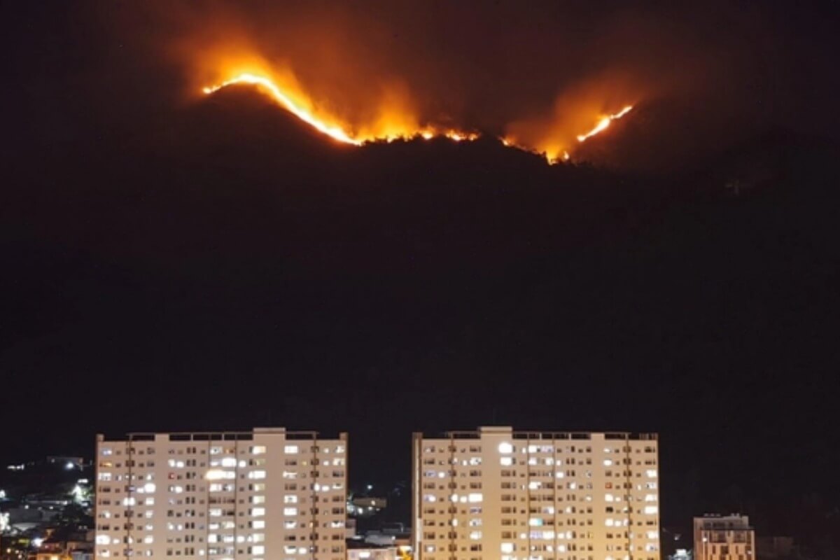 ニャチャンのコーティエン山で火災、キャンプ客25人が避難