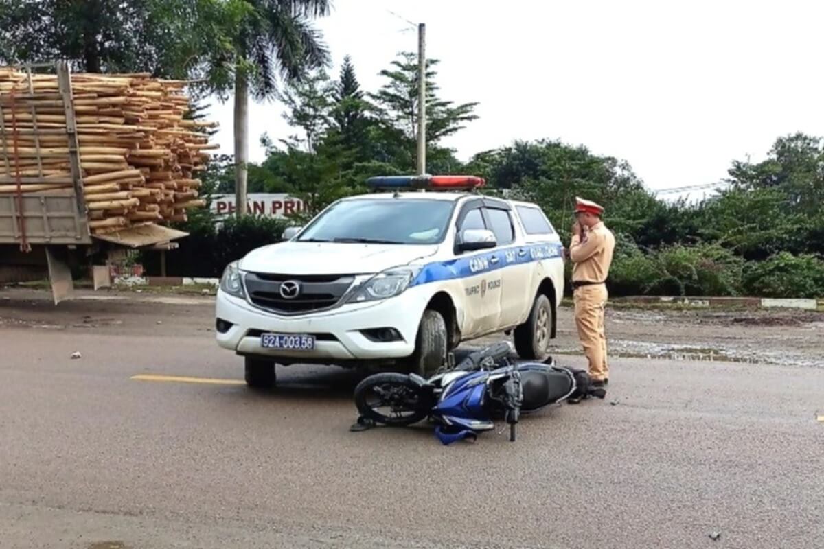 青年がバイクでパトカーに衝突、緊急搬送後に死亡