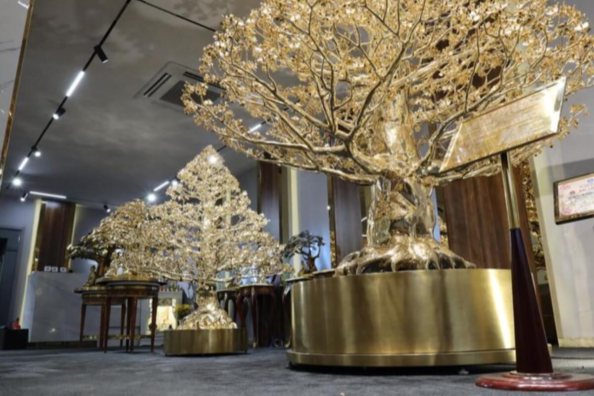 テトに向けて金メッキの植物を展示、菩提樹の価格は260億ドン