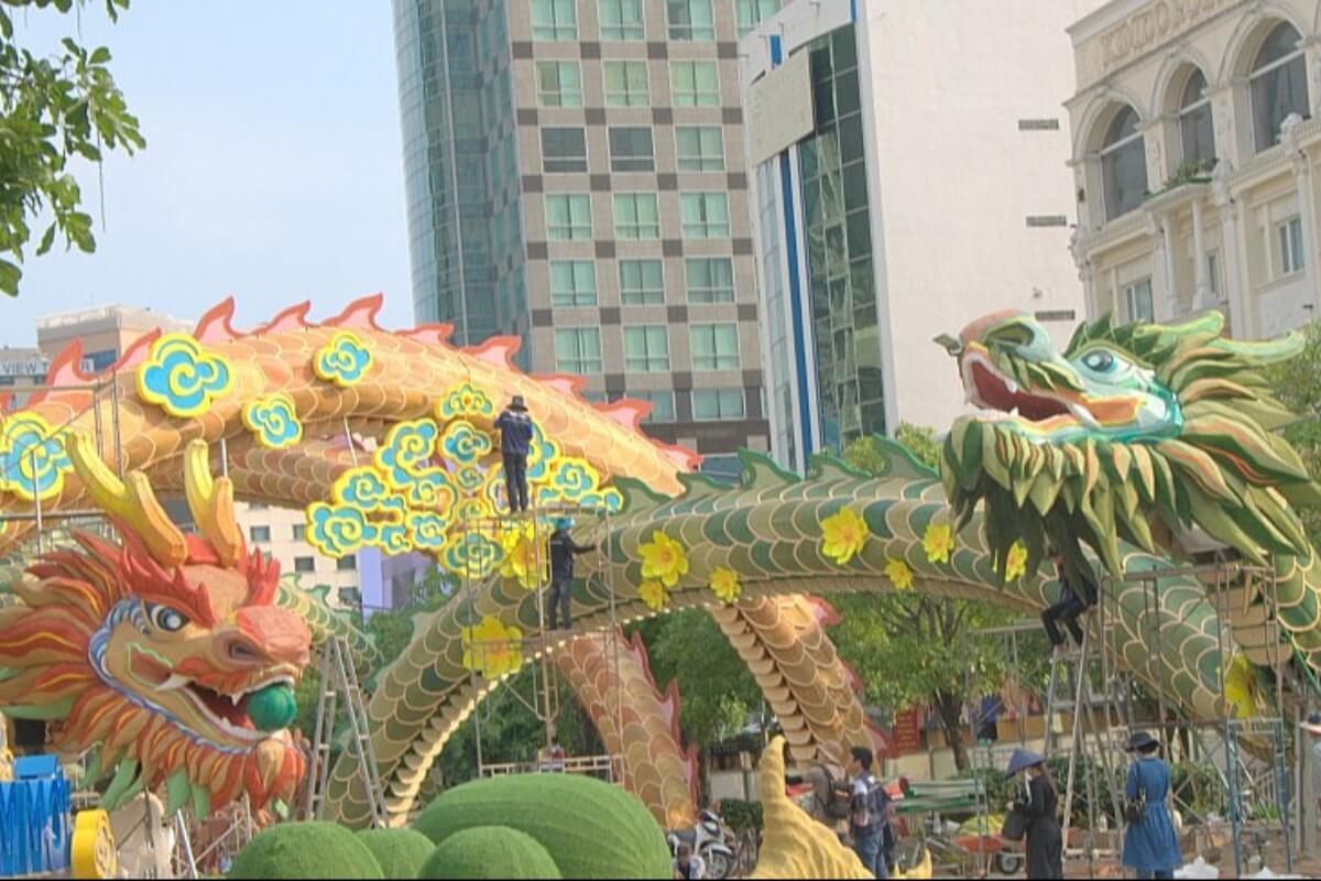 テト祝いの巨大ドラゴン像、グエンフエ通りに登場