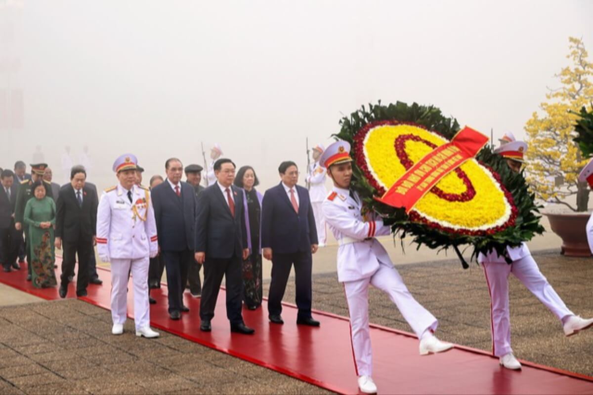 ベトナム共産党創立94周年、代表団がホーチミン廟に献花