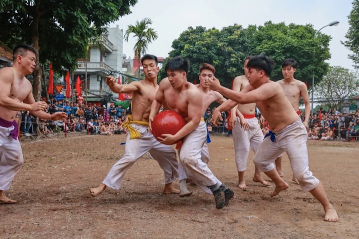 約1000年続く伝統行事、ハノイでボールレスリング祭り開催