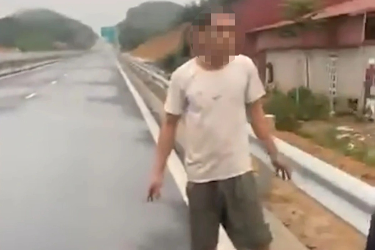 高速道路のせいで自宅が浸水、憤慨した男性が道路を封鎖