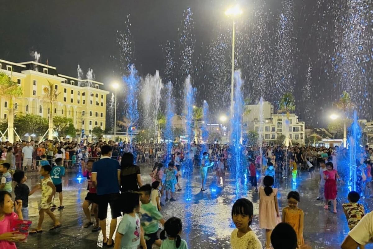 ダナンの音楽噴水、水遊びする子供に批判の声