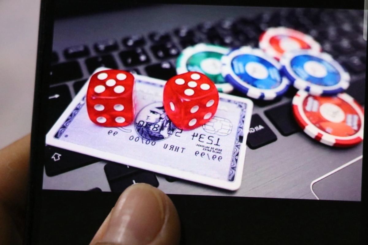 オンラインギャンブル詐欺、出稼ぎ女性が全貯金を失う