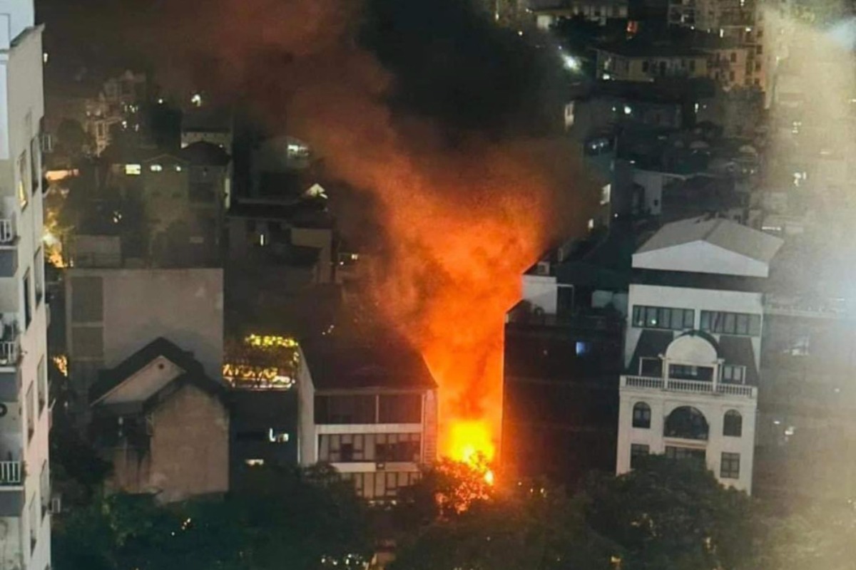 コウザイの飲食店が激しく炎上、爆発音も響き渡る