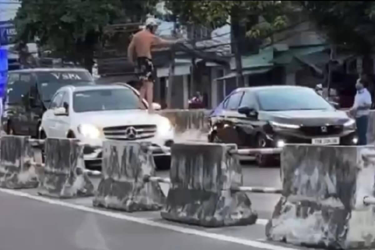 異常なロシア人男性、ニャチャンで車を破壊