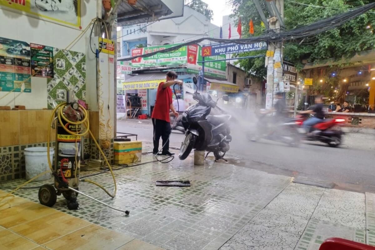 迷惑な道路沿いの洗車業者、ずぶ濡れの通行人と汚い道路