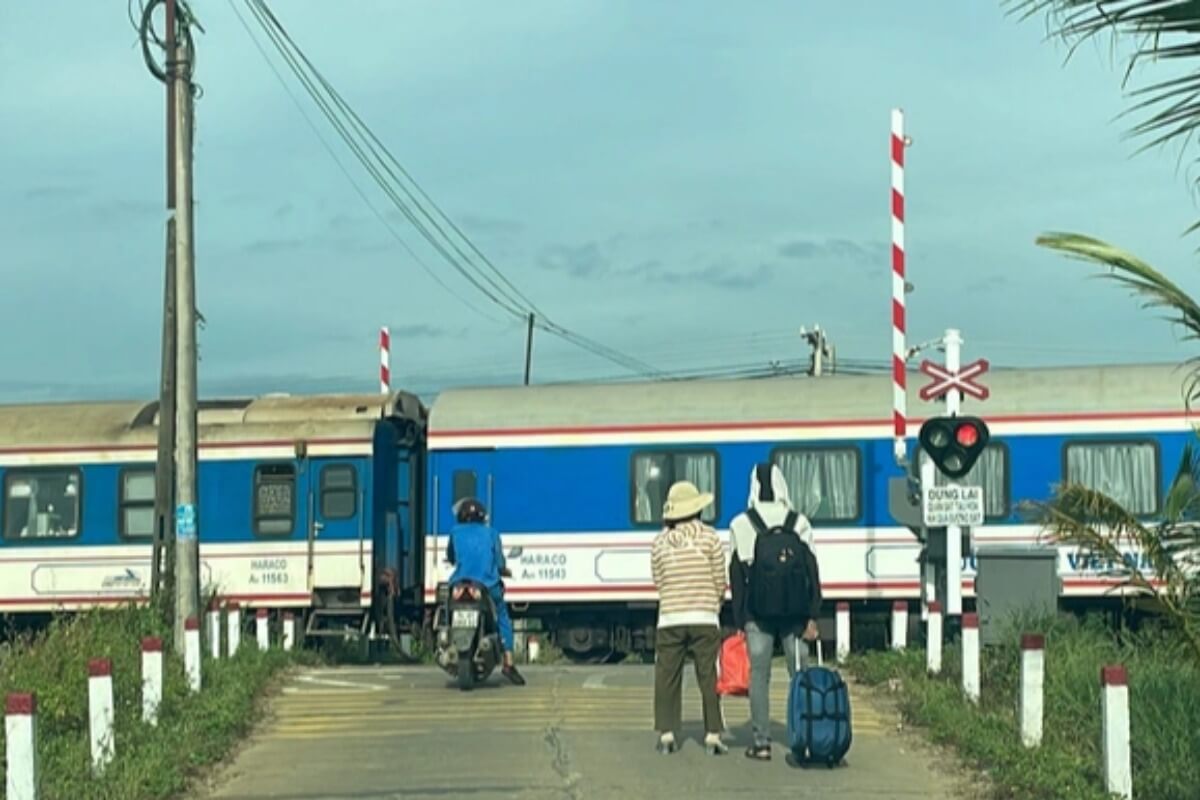 電車走行前に遮断機が上がる、危機一髪で事故回避