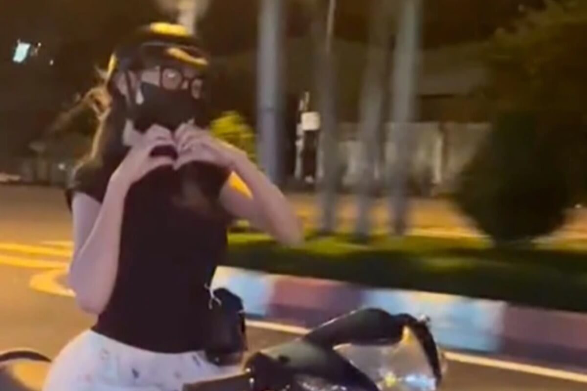 バイク運転中に両手放しでダンス、女性に罰金1400万ドン