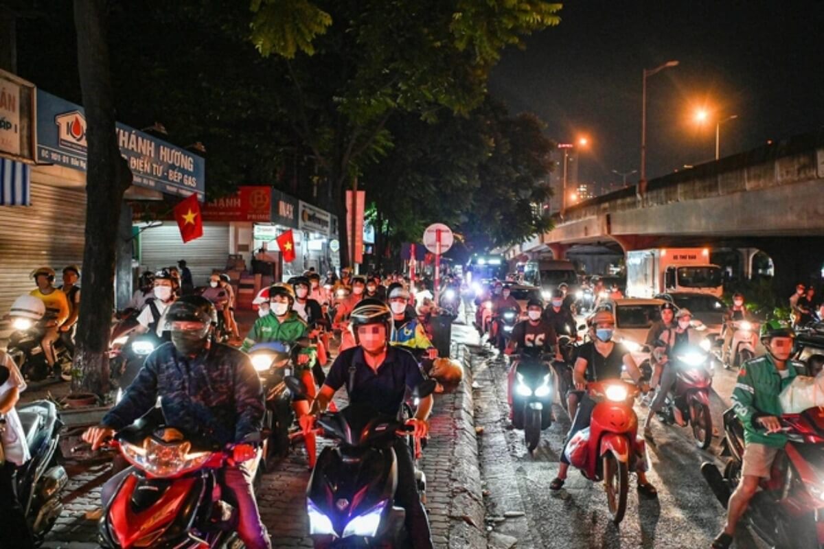 歩道を走るバイクの列問題、自己中心的な危険運転