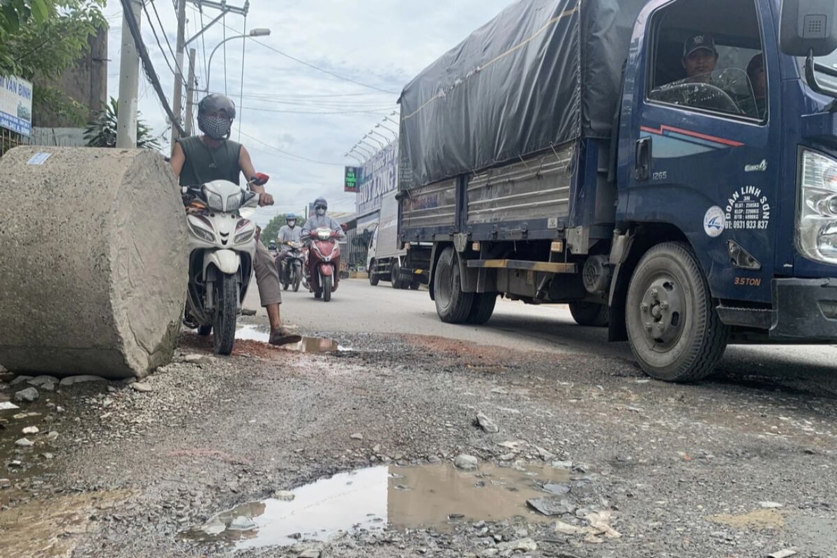 ホーチミンの劣化した穴だらけの道路、雨の日は特に危険