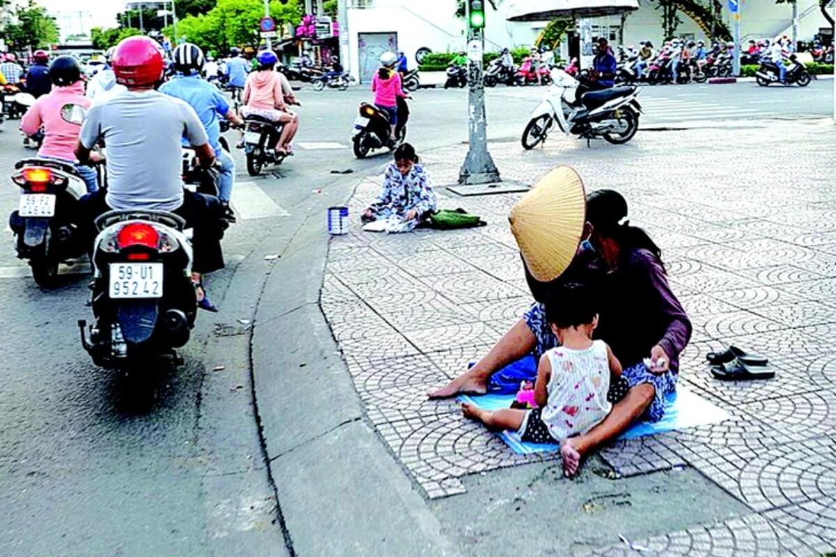 走行中の車両を斬りつける、若者たちが違法行為をSNSで自慢