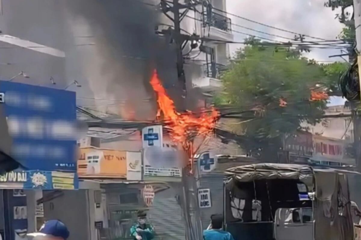 ゴーバップで電柱が爆発炎上、周辺が一時停電