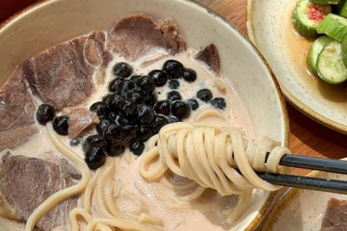 ハノイで賛否両論、タピオカミルクティー牛肉麺が登場