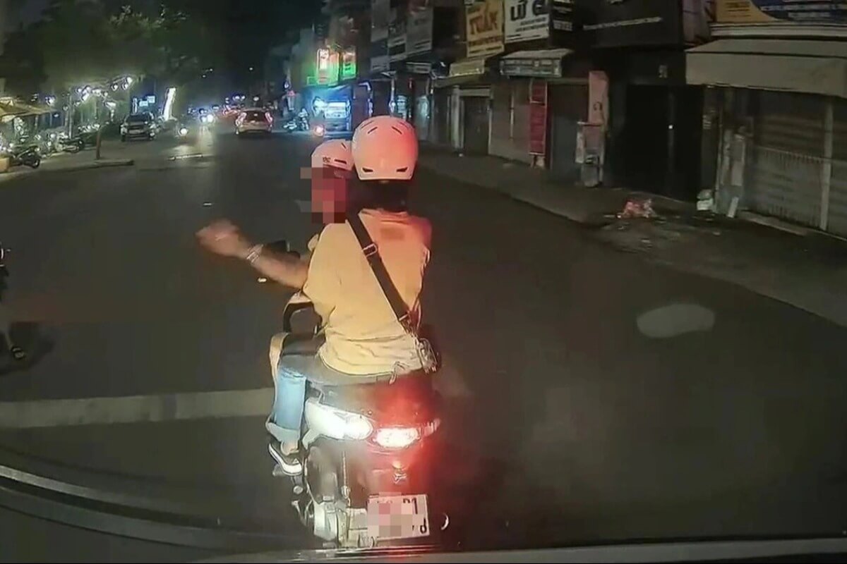 救急車をバイクで妨害、ホーチミンで男が謎の行動