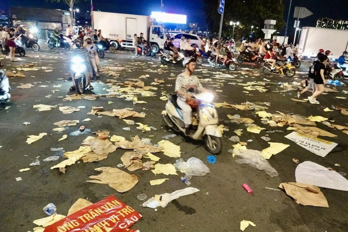 カウントダウン後のホーチミン、街中にゴミが散乱