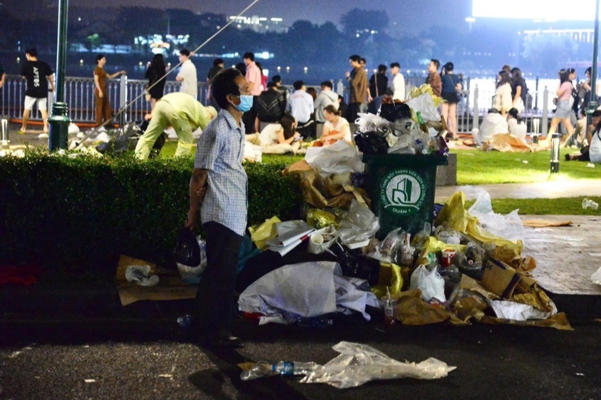 ホーチミンの花火イベント後、ごみは減少も依然散乱