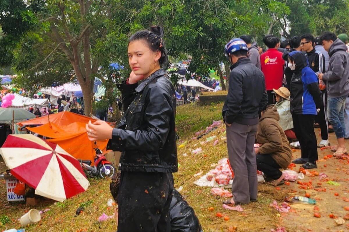 タインホアの風変わりな伝統行事、卵やトマトを投げ合う市場