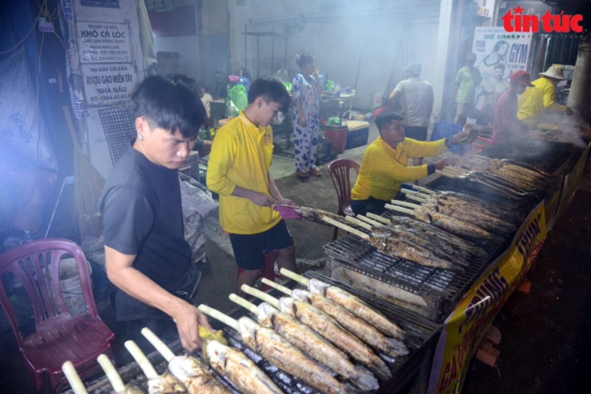 テト明け「福の神の日」の風物詩、今年も焼き雷魚店が大盛況