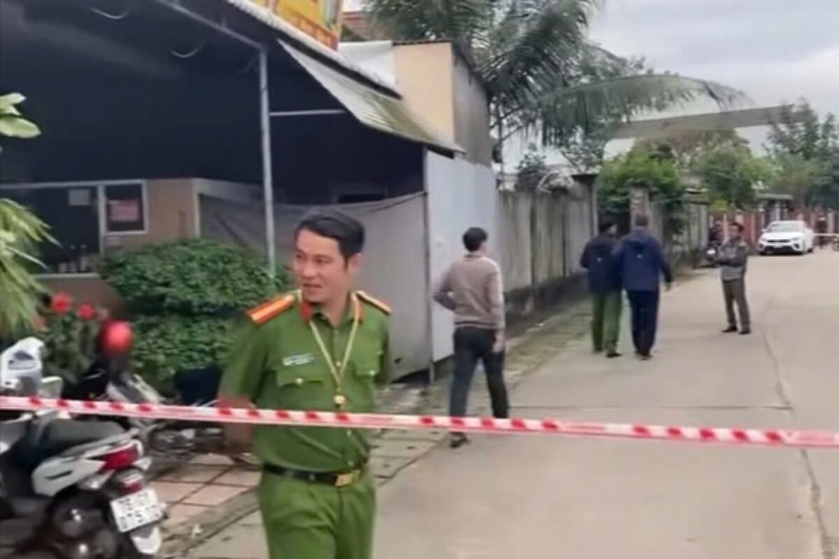 女性にガソリンをかけ発火、夫を殺人容疑で逮捕