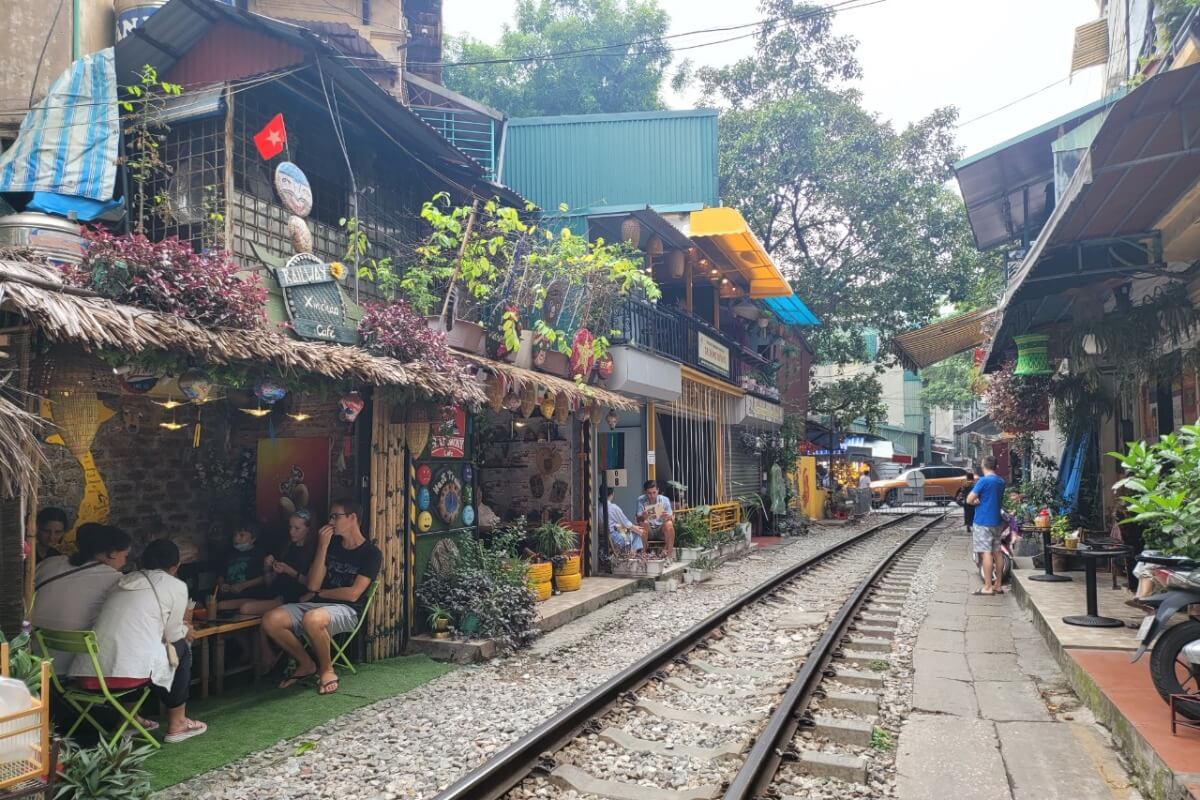 ハノイの鉄道ストリート、カフェ店主が外国人客とトラブル