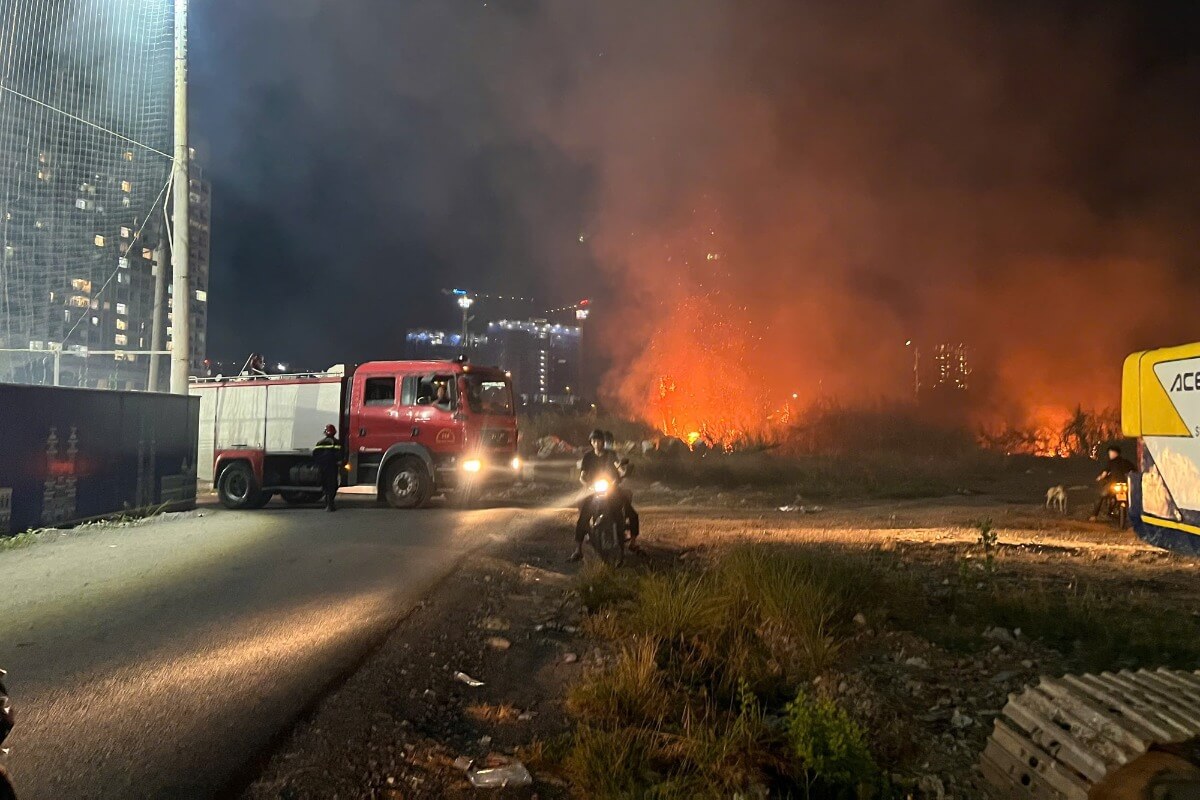 ホーチミンの草地で大火災、ピックルボール民が避難