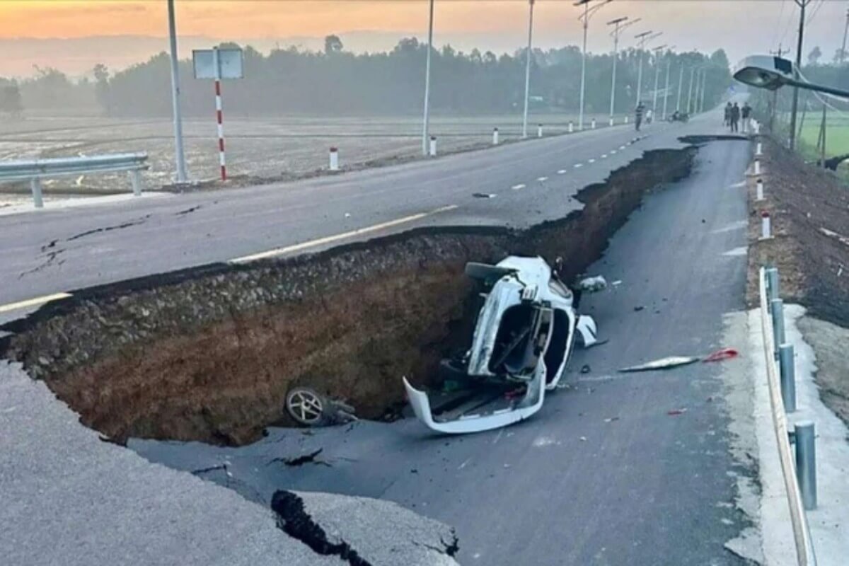 開通2週間の道路が陥没、車両3台転落で7人負傷