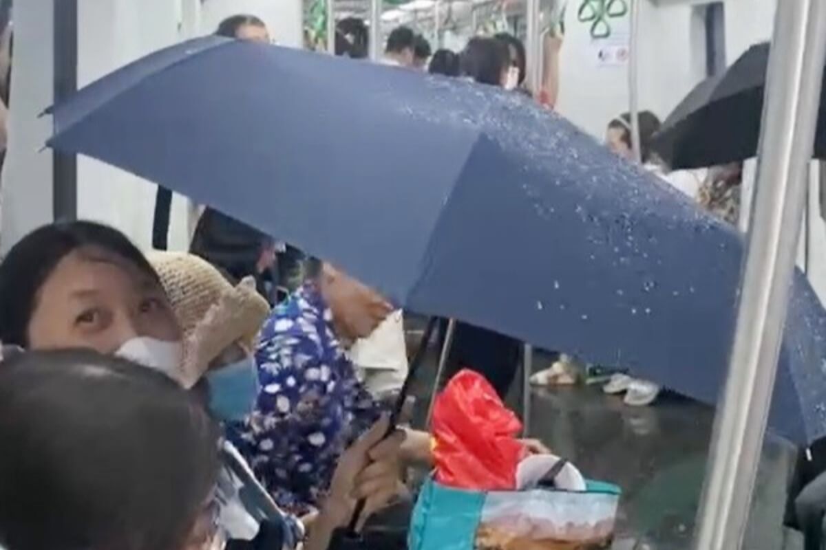ハノイメトロで雨漏り、乗客は車内で傘差し