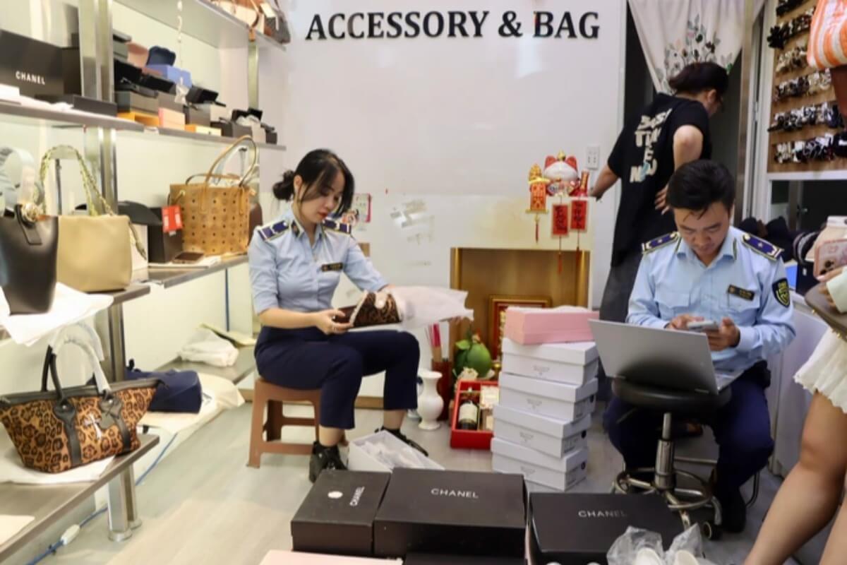 ダナンで横行する偽ブランド品販売、市場監視当局が摘発強化