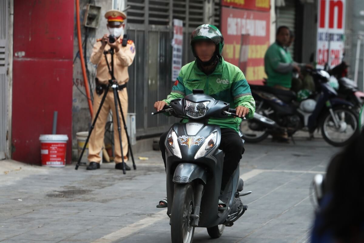 ハノイで歩道走行のバイクを摘発、1時間で罰金総額1億ドン超