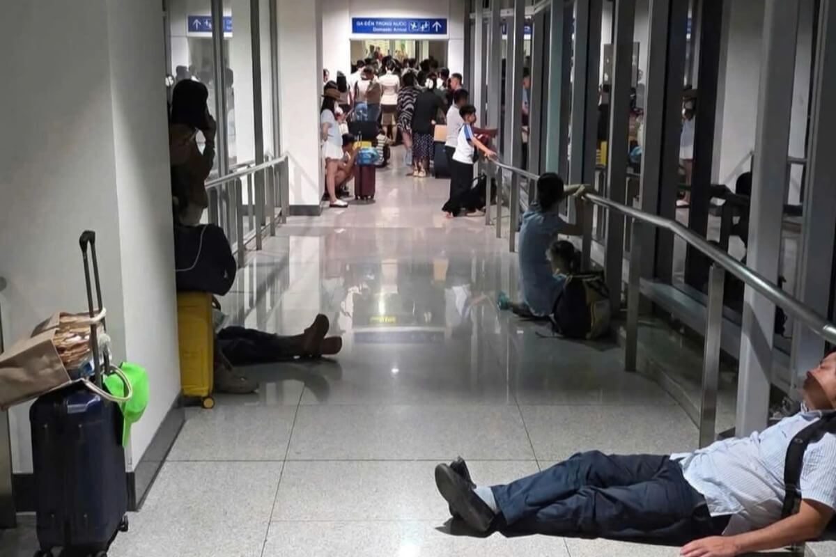 深夜のタンソンニャットで事件、数百人を通路に放置
