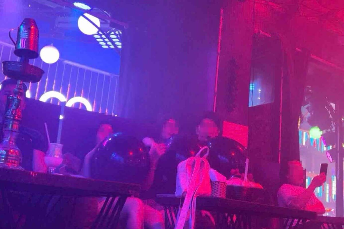 不正利益は数億円、ホーチミンで笑気ガス販売の8人を逮捕